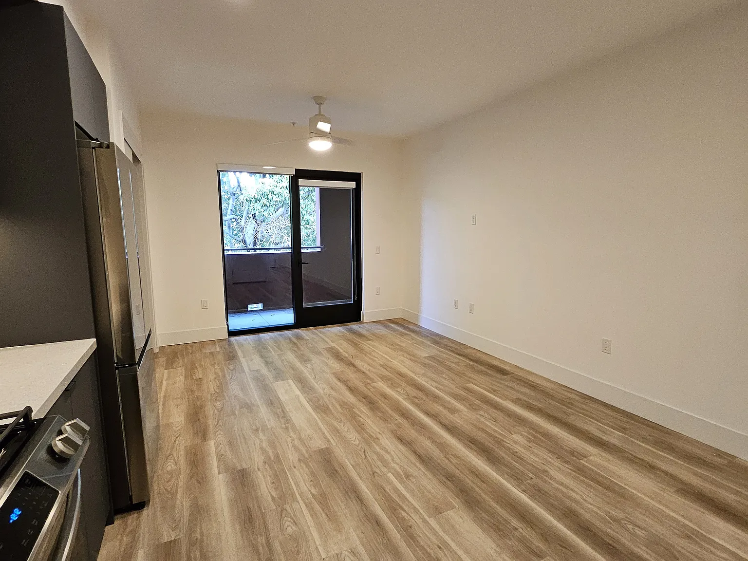 Studio, 450 sqft, $2,499 — Photo 3