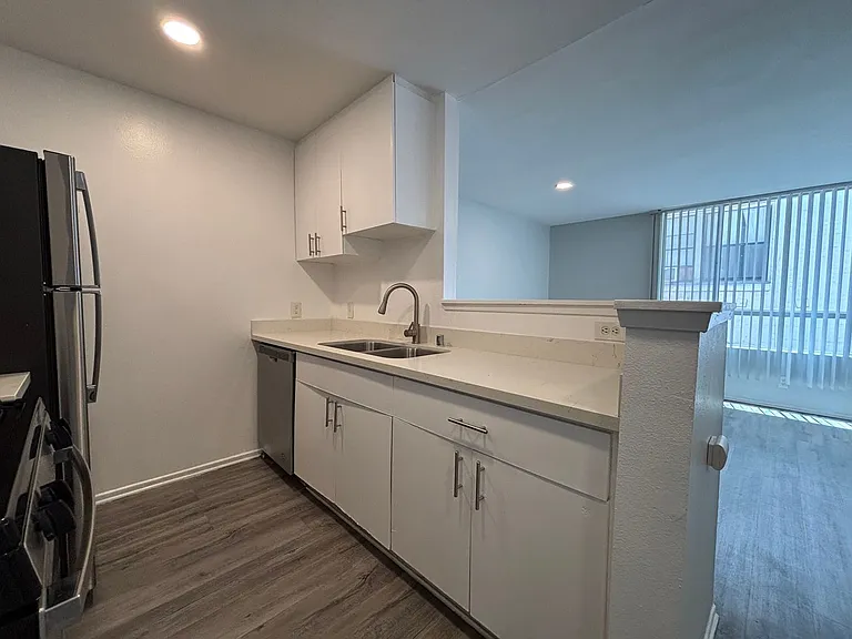 314 South Manhattan Place — Photo 31