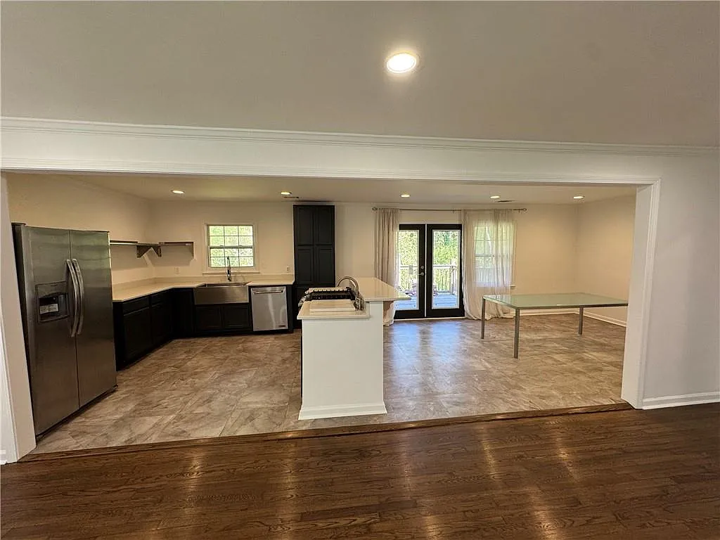 3 bed, 2.0 bath, 1611 sqft, $2,300 — Photo 4