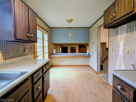 4th image of 205 Oakwood Ln