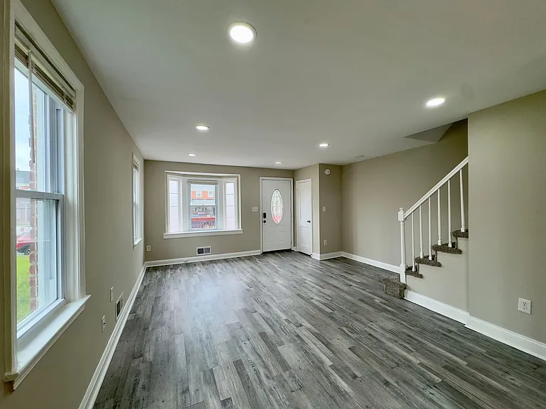 1922 Ewald Ave — Photo 2