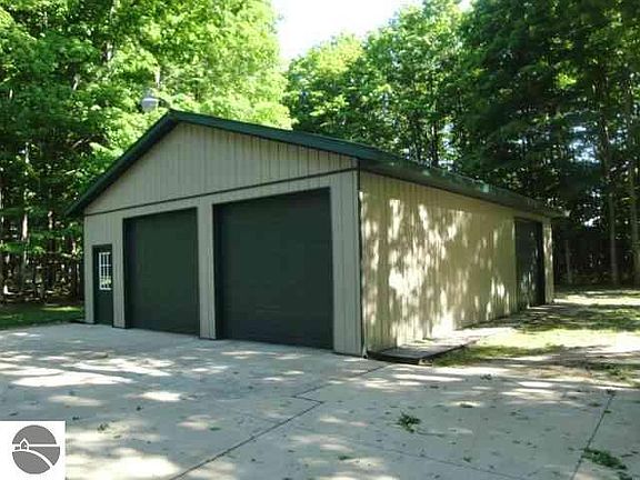 4th image of 4112 W Circle Dr NE