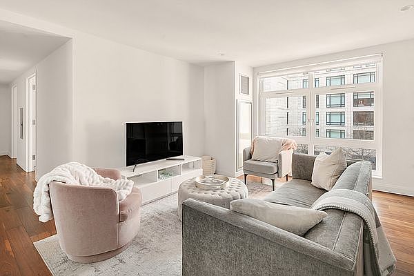 1st image of 440 Washington St APT 501