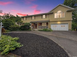 20 Park Dr E, Syosset, NY 11791