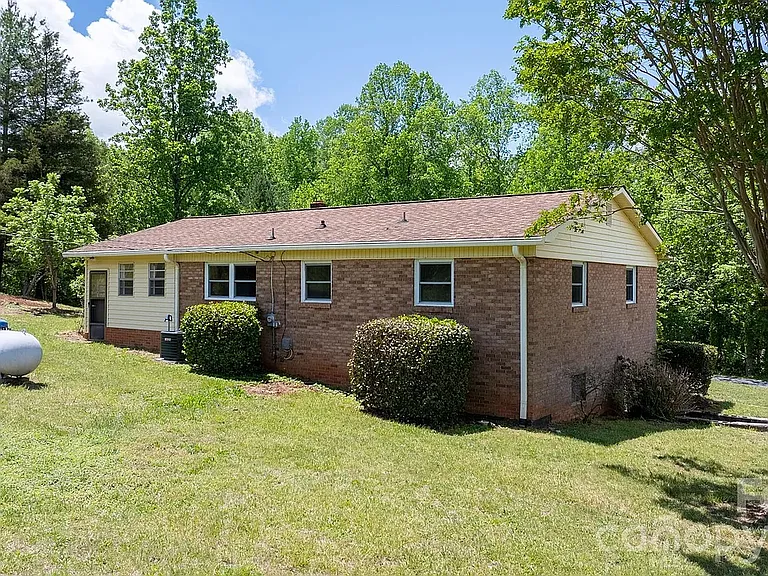 1852 Skyland Dr — Photo 15