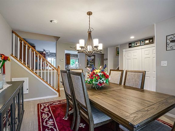 3rd image of 12 Sugarbush Ln