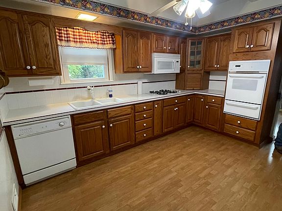 Large kitchen,with dishwasher,microwave,gas stove,built in oven, large refrigerator