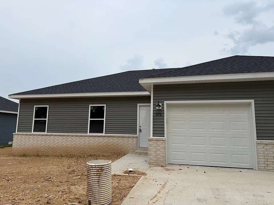 578-576 N Airport Rd