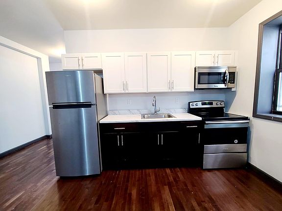 2nd image of 2422 Grand Ave #4