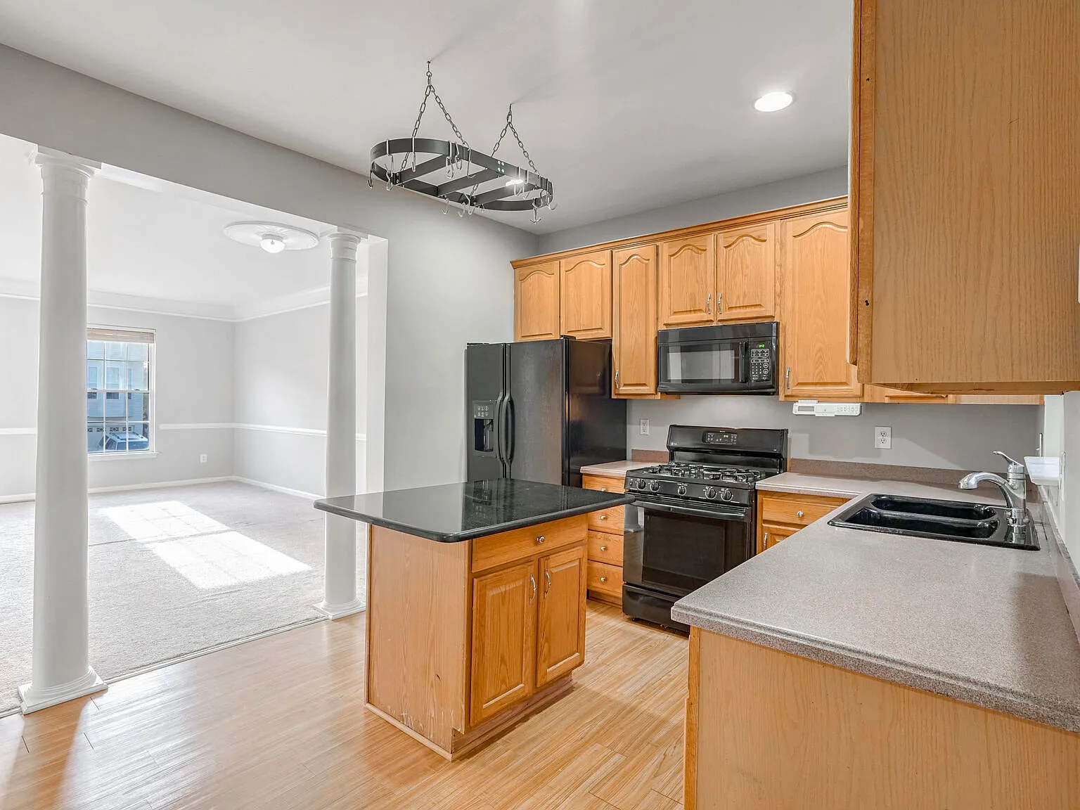 3 bed, 2.5 bath, 2100 sqft, $2,900 — Photo 2