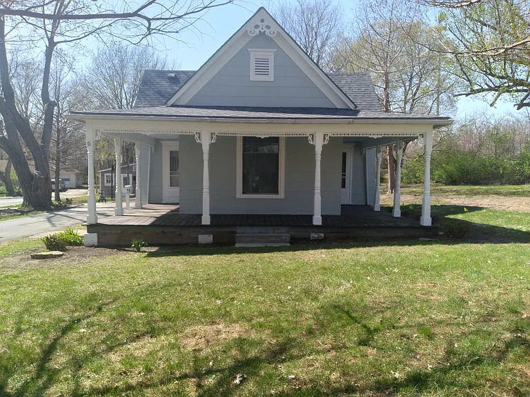SW 10th St — Photo 1