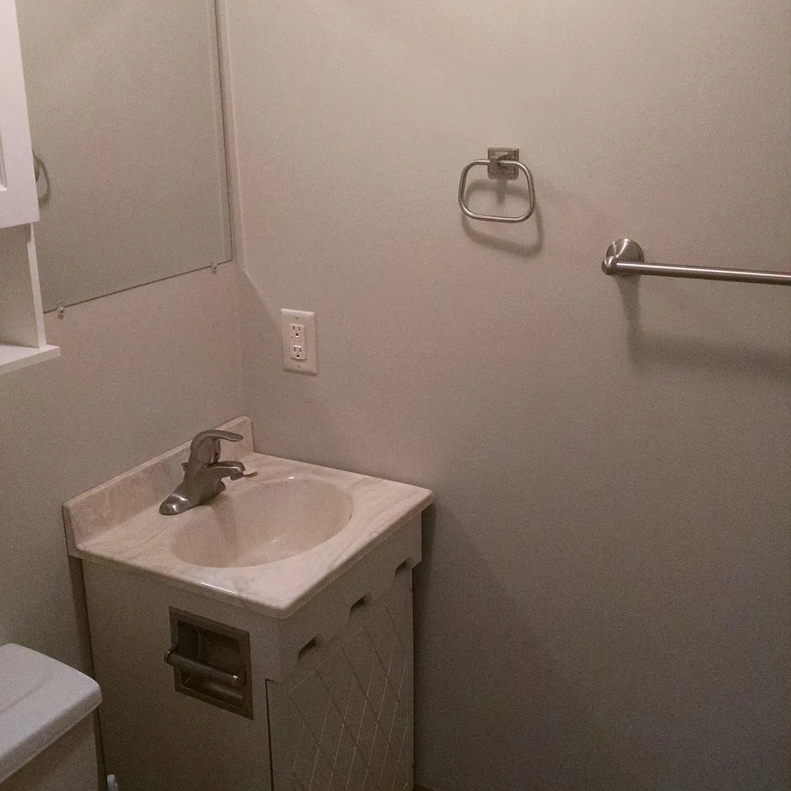 2 bed, 1.5 bath, 1000 sqft, $900 — Photo 2
