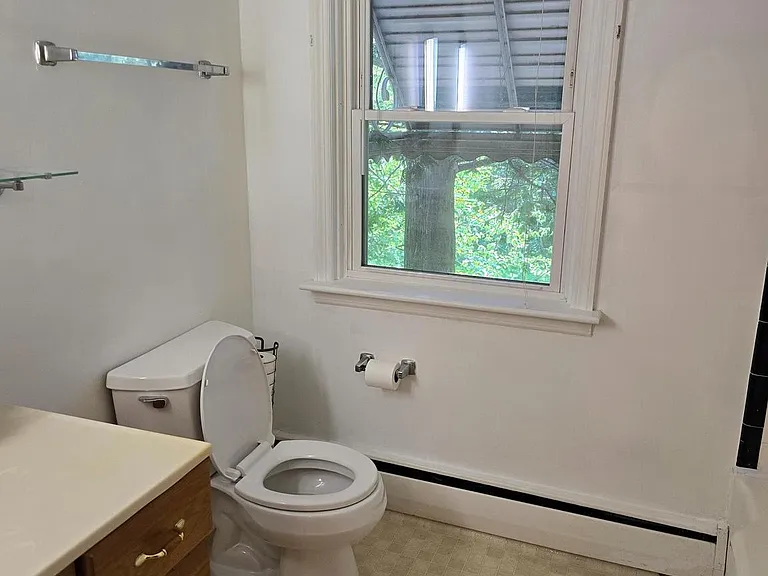 618 Biggs Ave — Photo 9