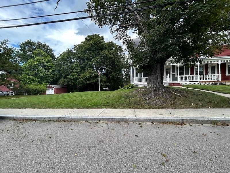 1st image of 389 Sayles Ave #1