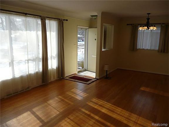 4th image of 16978 Elizabeth St