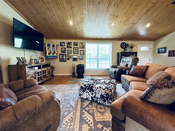 200 Fox Creek Dr, Comanche, TX 76442