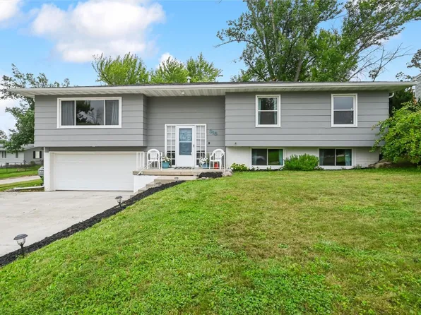 318 Crandall Dr NE, Cedar Rapids, IA 52402