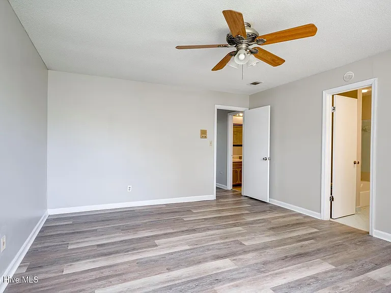 152 Holiday Dr — Photo 29