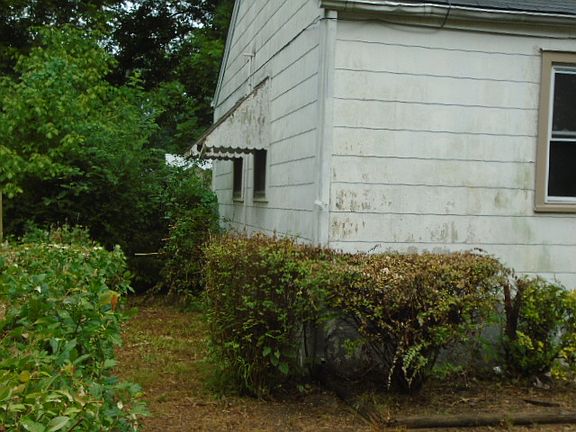 2nd image of 985 Wrenwood St