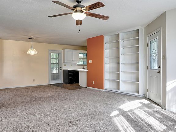 3rd image of 107 W Grothe St