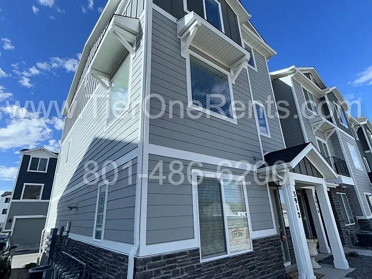 3912 N Cougar Ln — Photo 2