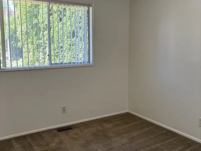 966 Royalty Dr NE — Photo 10