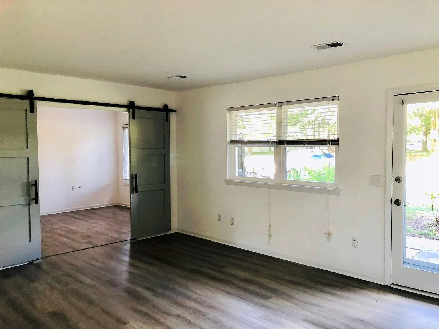 3 bed, 1.5 bath, 1407 sqft, $2,900 — Photo 3
