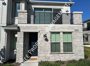 581 N Helm Ln, Clovis, CA 93611