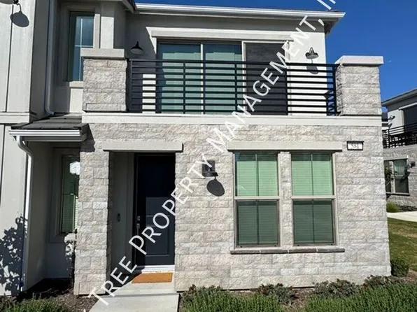 581 N Helm Ln, Clovis, CA 93611