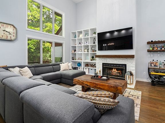 5th image of 39 Orchard Hill Dr