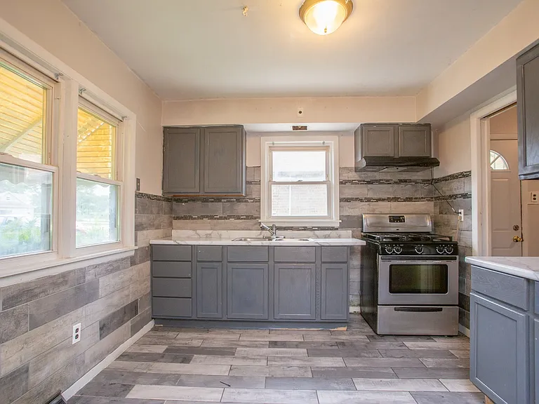 15533 Vincennes Rd — Photo 2