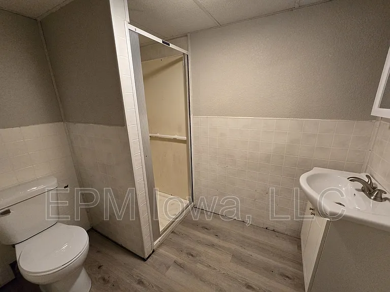 422 Baltimore St — Photo 11