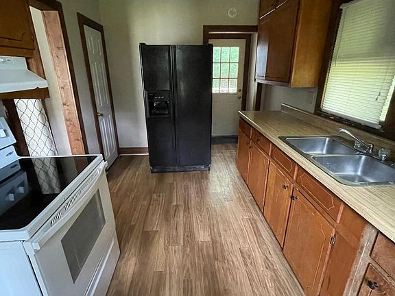 3rd image of 100 Allen Cir