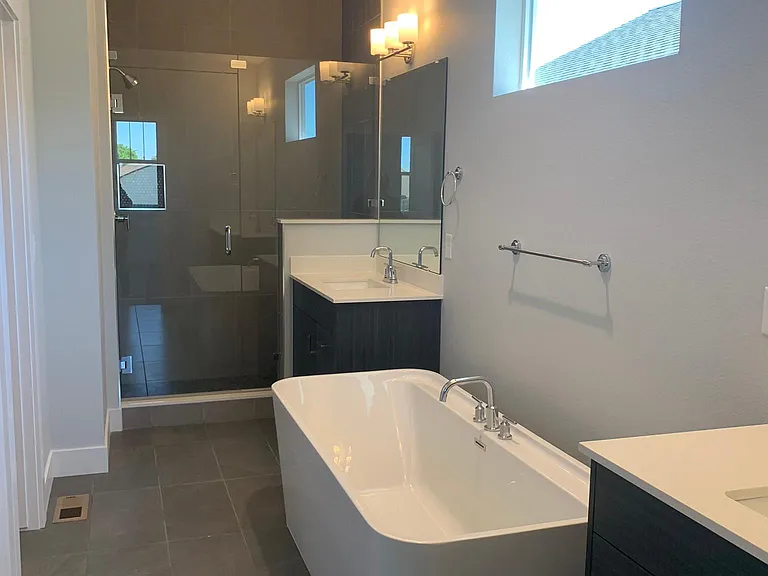 2nd floor Master bathroom