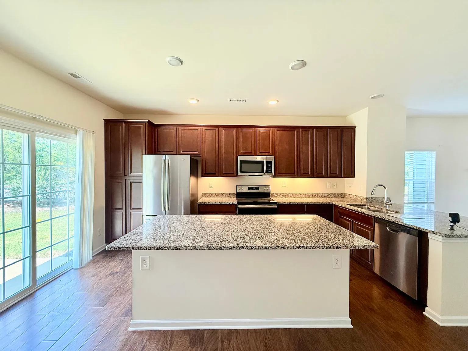 2 bed, 2.5 bath, 1600 sqft, $1,995 — Photo 2
