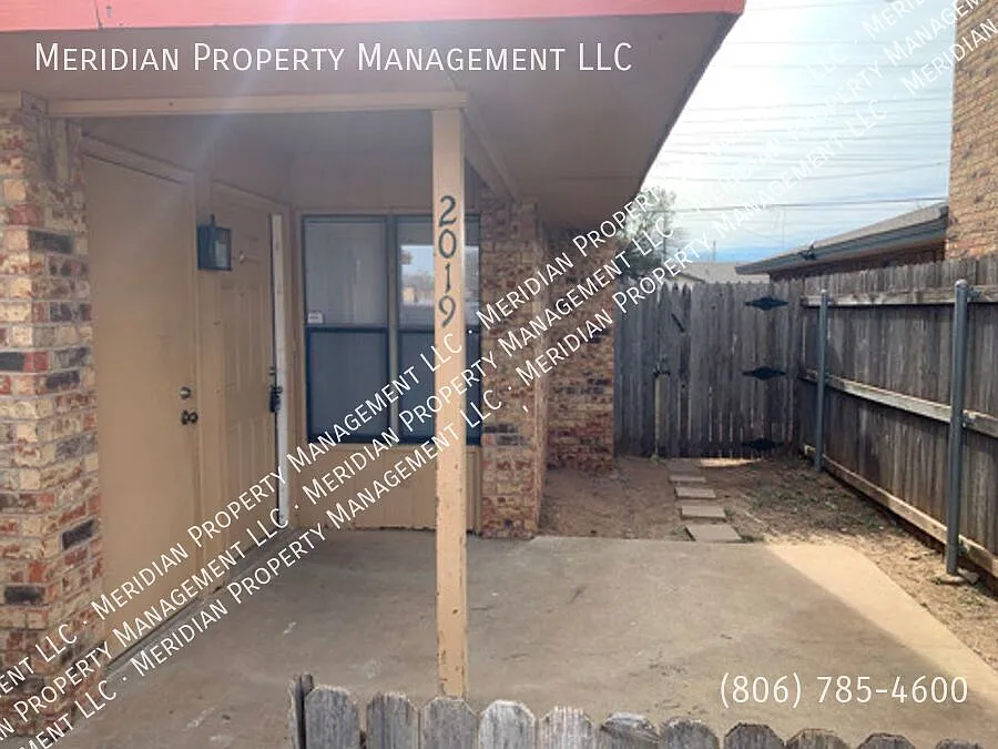 Charming 2 Bedroom Home with Fireplace, Private Backyard & Covered Carport — Photo 2