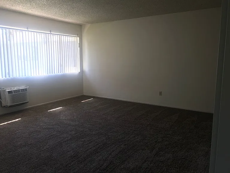 25380 Park Ave — Photo 6