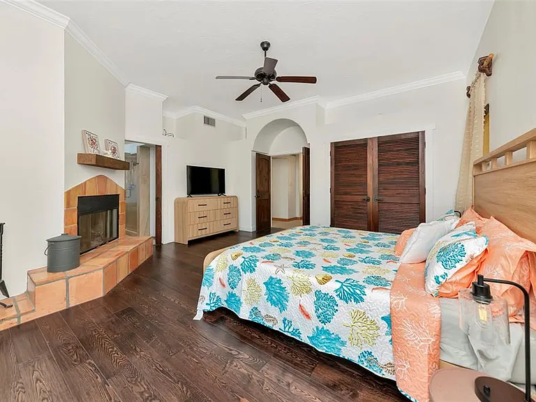 681 Avenida De Mayo — Photo 36