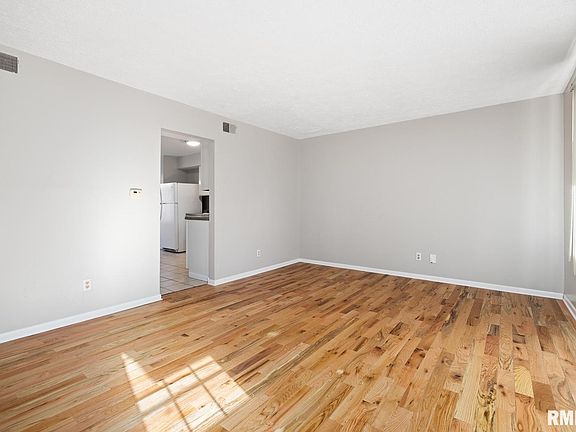 3rd image of 909 E Marietta Ave