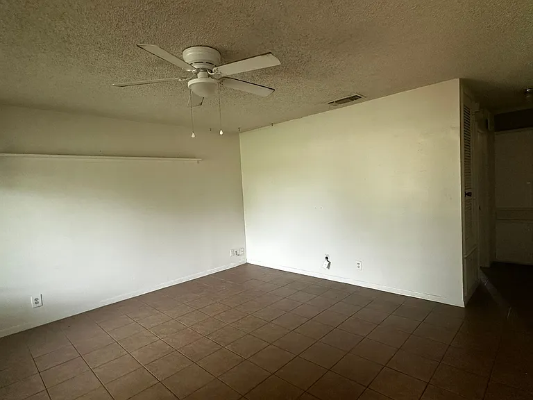 900 Sahara Ave — Photo 2