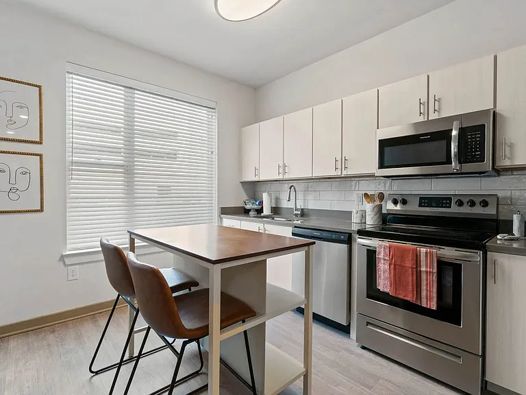 Metropolis Apartments — Photo 38