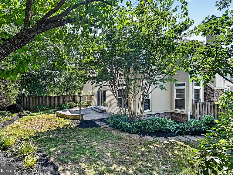 2207 Frank St — Photo 59