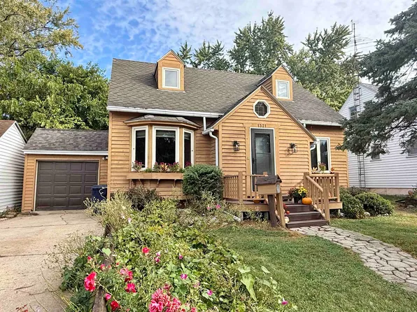 1321 Blaine Ave, Janesville, WI 53545