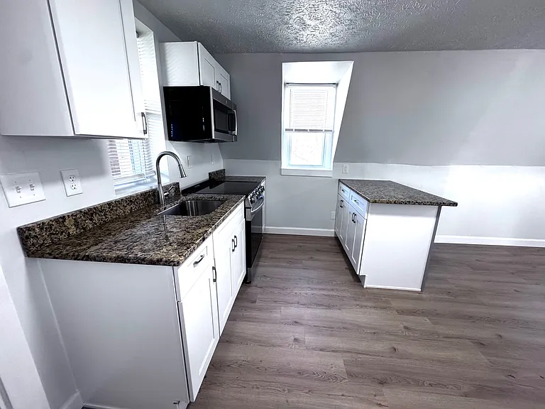 1731 W 8th St — Photo 9