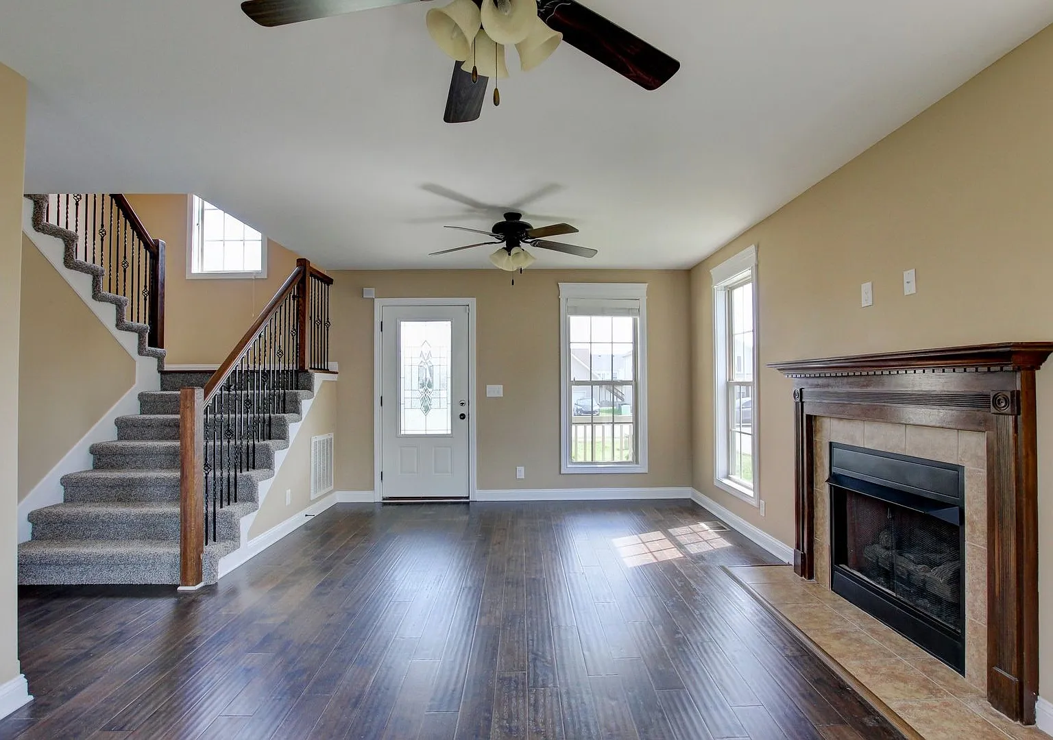 Beautiful Two Story Home With Hardwood Flooring and Fireplace — Photo 4