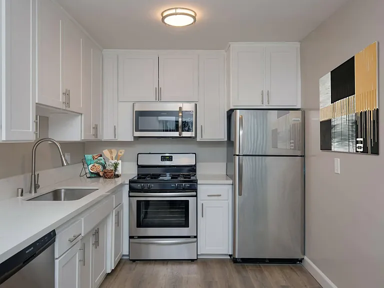 The Capri Apartments — Photo 6