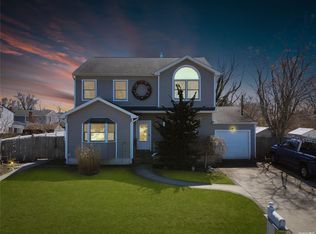 4 Hy Pl, Lake Grove, NY 11755