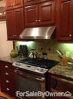 Kitchen
						:
						Gas chef's oven with warming drawer.