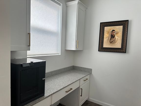 4th image of 2124 N Elderberry Dr