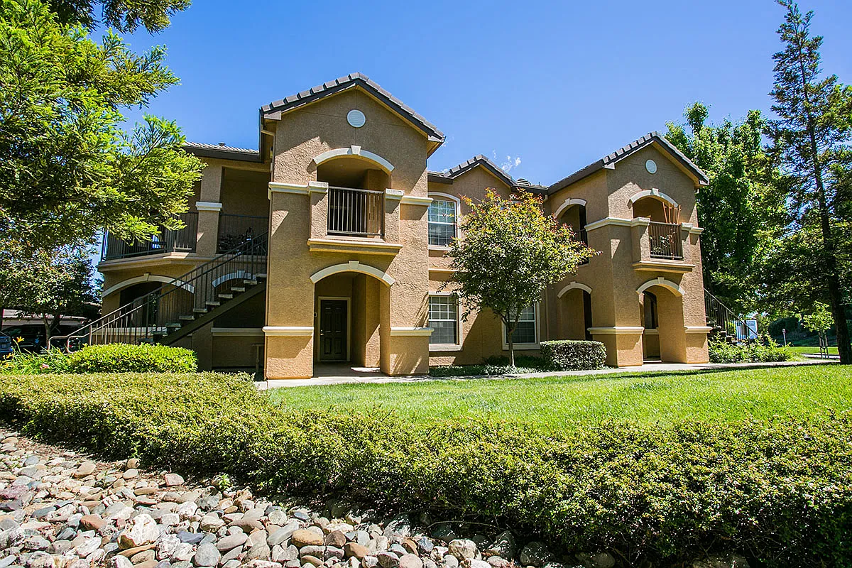 Rolling Oaks Apartment Homes — Photo 3